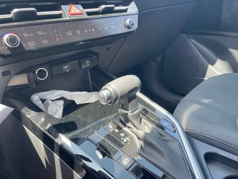Used 2025 Kia Niro LX FWD image 12