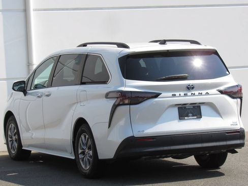 Used 2023 Toyota Sienna XLE w/ XLE Plus Package AWD/4WD image 5