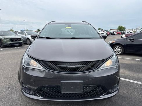 Used 2019 Chrysler Pacifica Touring-L Plus w/ S Appearance Package FWD image 2