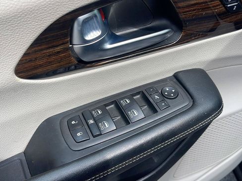 Used 2023 Chrysler Pacifica Limited FWD image 17