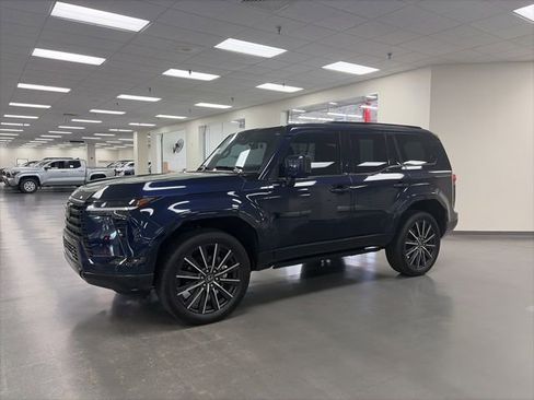 Used 2024 Lexus GX 550 w/ Accessory Package (Z1) AWD/4WD image 3