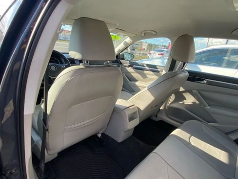 Used 2017 Volkswagen Passat 1.8T R-Line image 16