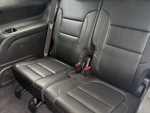 Used 2023 GMC Acadia SLT image 13