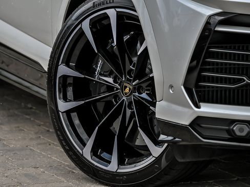 Used 2022 Lamborghini Urus AWD/4WD image 3