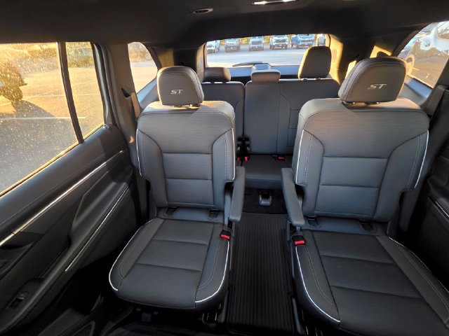 Used 2025 Buick Enclave Sport Touring w/ Power Package AWD/4WD image 9