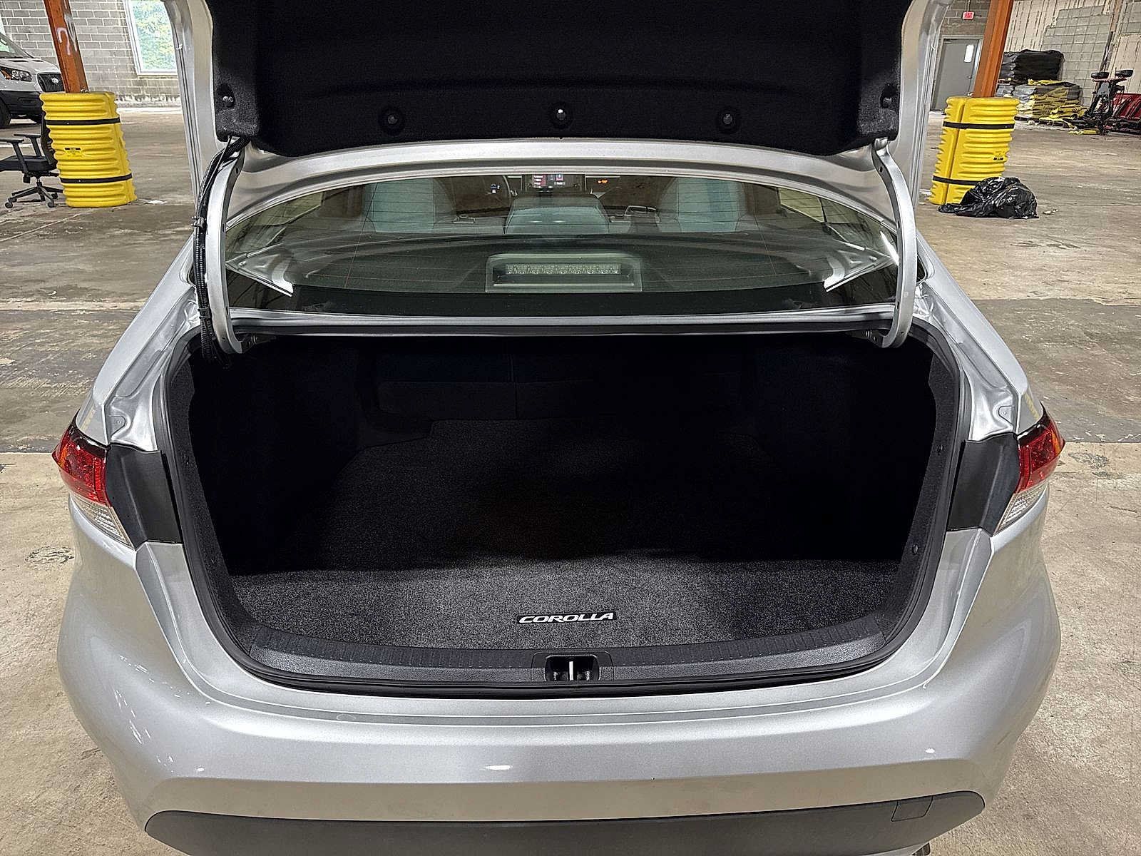 Used 2021 Toyota Corolla LE w/ Carpet Mat Package (TMS) FWD image 11