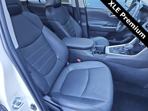 Used 2022 Toyota RAV4 XLE Premium image 18