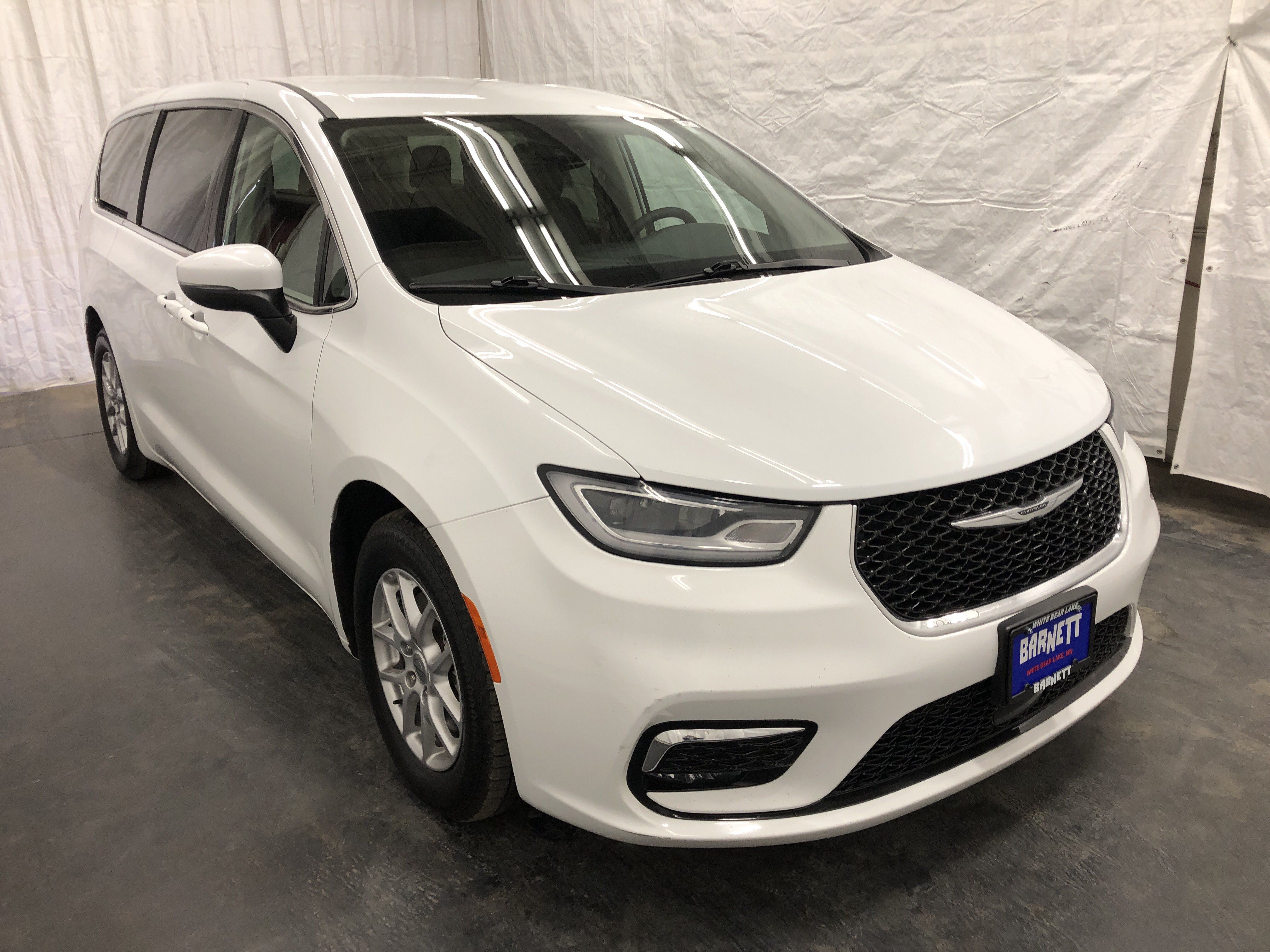 Used 2023 Chrysler Pacifica Touring-L FWD image 3