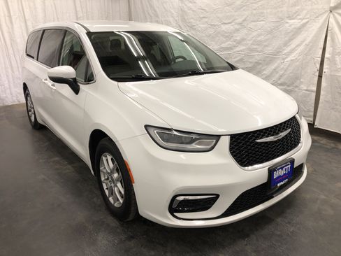 Used 2023 Chrysler Pacifica Touring-L image 3