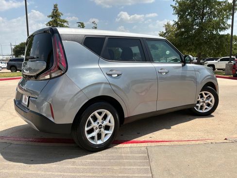 Used 2025 Kia Soul LX w/ LX Technology Package FWD image 6