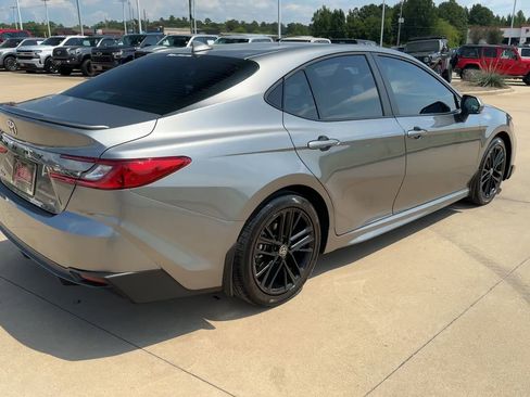 Used 2025 Toyota Camry SE image 8