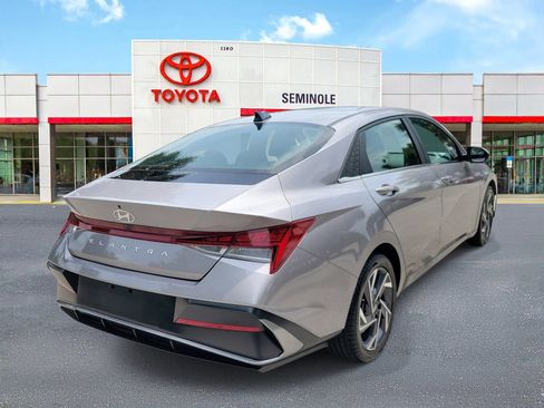 Used 2025 Hyundai Elantra SEL FWD image 3