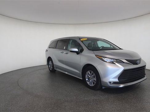 Used 2023 Toyota Sienna XLE image 28