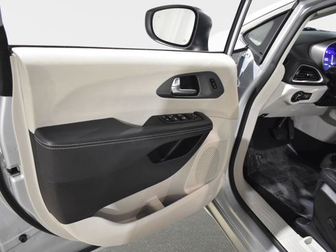 Used 2023 Chrysler Pacifica Touring-L FWD image 23