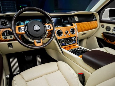 Used 2019 Rolls-Royce Cullinan image 2