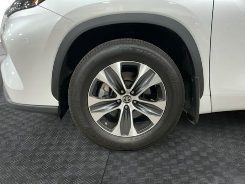 Used 2022 Toyota Highlander XLE AWD/4WD image 14