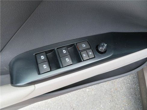 Used 2018 Toyota Camry LE FWD image 10