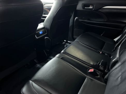 Used 2019 Toyota Highlander XLE w/ Carpet Mat Package (TMS) FWD image 4