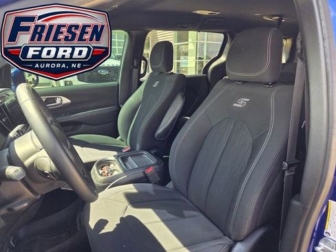 Used 2018 Chrysler Pacifica Touring Plus w/ S Appearance Package FWD image 14