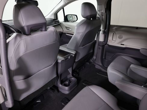 Used 2021 Toyota Sienna XLE image 48