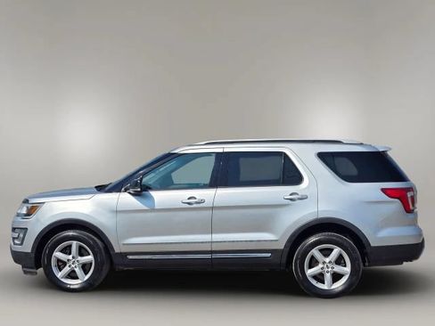 Used 2017 Ford Explorer XLT w/ Equipment Group 202A AWD/4WD image 8