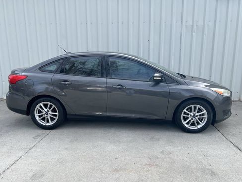 Used 2015 Ford Focus SE FWD image 2