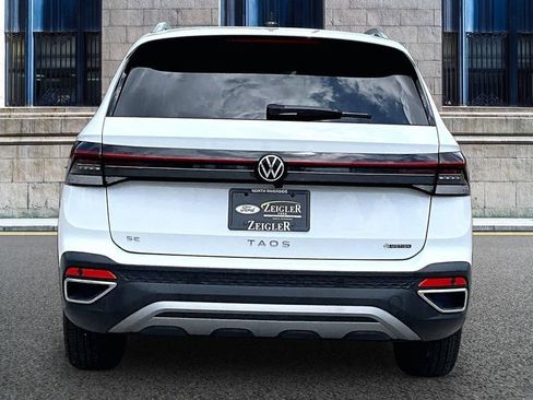 Used 2025 Volkswagen Taos SE AWD/4WD image 4