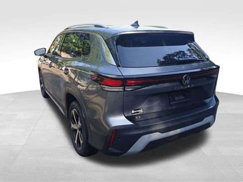 New 2025 Volkswagen Tiguan SE image 3