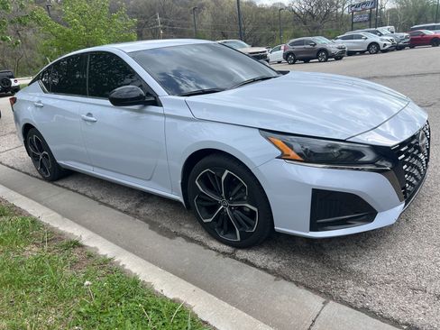 Used 2024 Nissan Altima 2.5 SR w/ SR Premium Package image 3