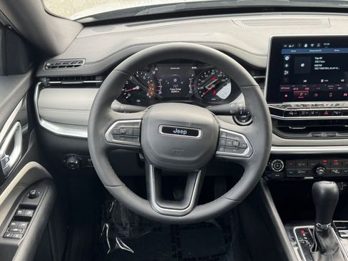 Used 2025 Jeep Compass Limited image 29