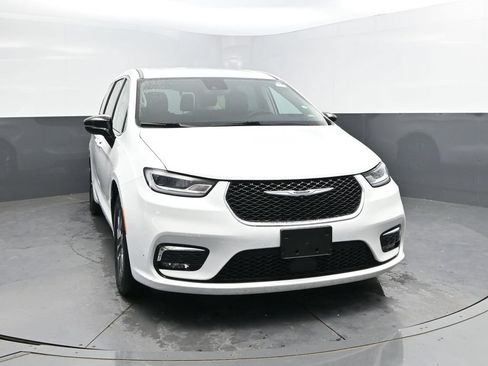 Used 2024 Chrysler Pacifica Limited FWD image 2
