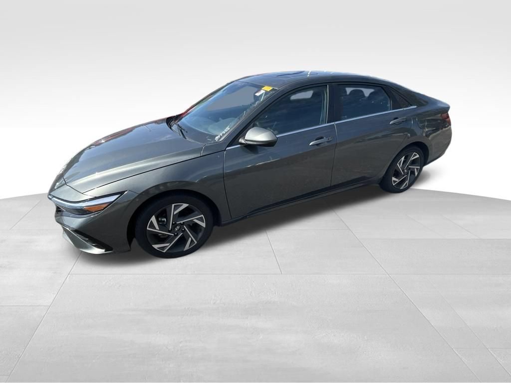 Used 2025 Hyundai Elantra SEL FWD image 5