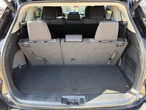 Used 2024 Toyota Highlander LE AWD/4WD image 22