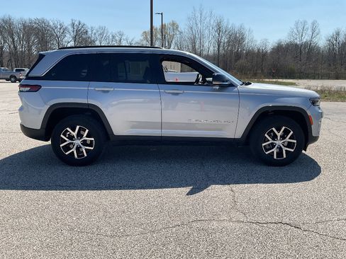 Used 2024 Jeep Grand Cherokee Limited AWD/4WD image 4