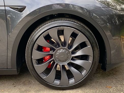Used 2024 Tesla Model Y Performance image 9