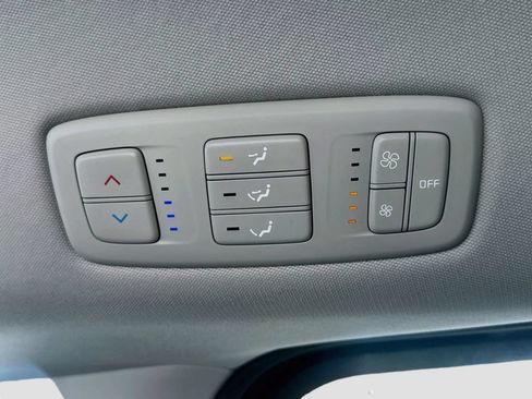 Used 2023 Kia Carnival LX FWD image 24