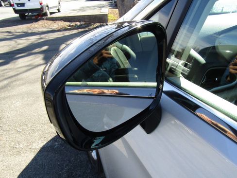 Used 2024 Chrysler Pacifica Touring-L image 33