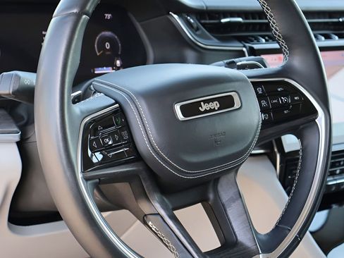 Used 2022 Jeep Grand Cherokee Overland w/ Luxury Tech Group IV image 21