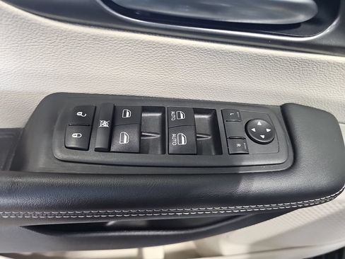 Used 2024 Chrysler Pacifica Touring-L FWD image 29