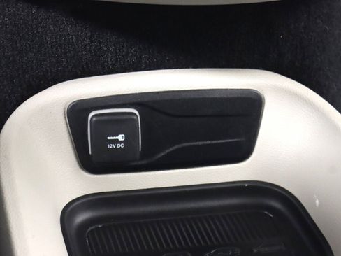 Used 2023 Chrysler Pacifica Touring-L FWD image 25