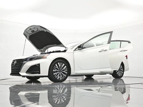 Certified 2025 Nissan Altima 2.5 SV FWD image 47
