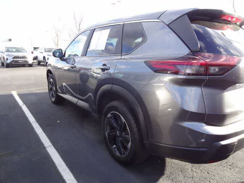 Used 2024 Nissan Rogue SV image 5