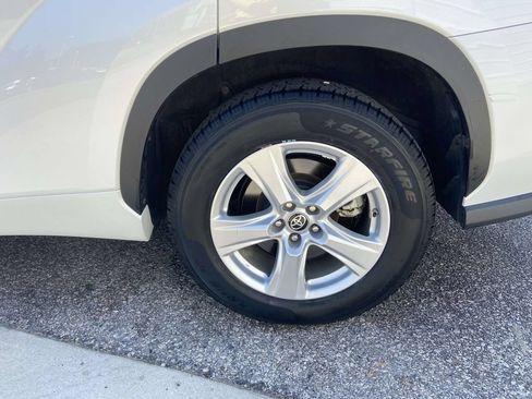 Used 2022 Toyota Highlander LE FWD image 9