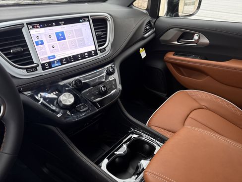 New 2026 Chrysler Pacifica Pinnacle image 32