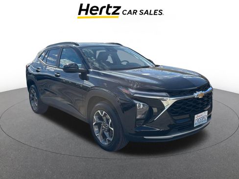 Used 2025 Chevrolet Trax LT image 1