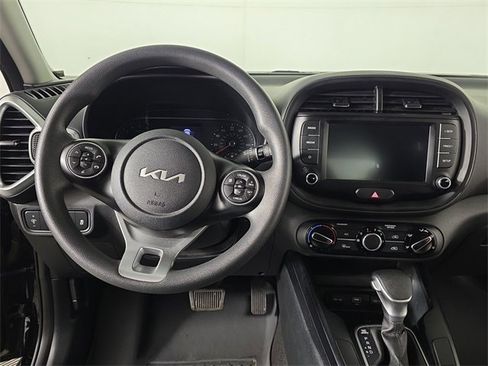 Used 2022 Kia Soul LX image 9