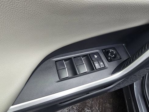 Used 2019 Toyota RAV4 Limited AWD/4WD image 18