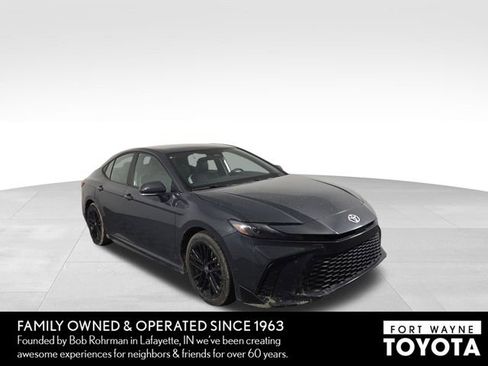 Used 2025 Toyota Camry SE image 4