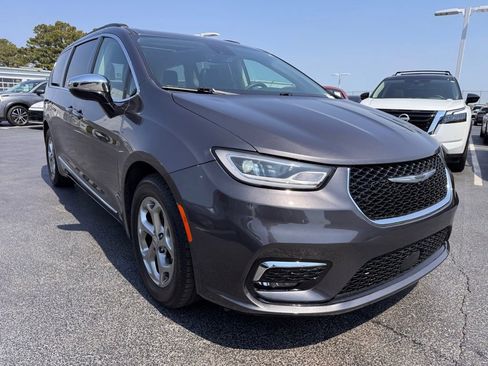 Used 2023 Chrysler Pacifica Limited FWD image 7