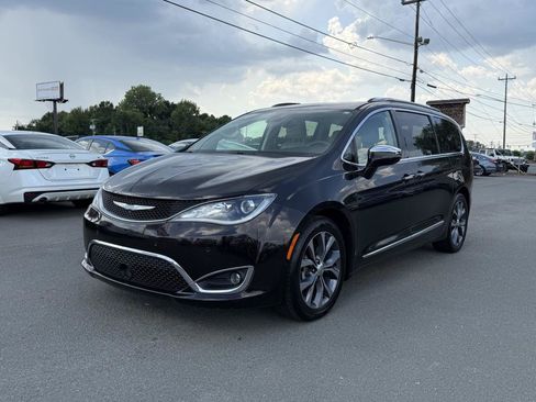Used 2018 Chrysler Pacifica Limited w/ Advanced Safetytec Group FWD image 3